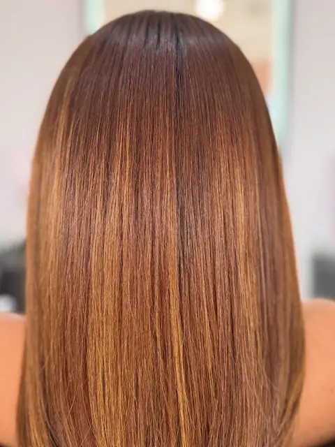 Resultado: cabello cobrizo, largo y liso, visto de espaldas
